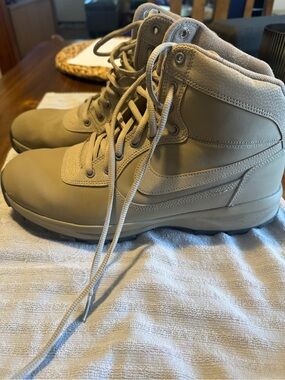 Nike Manoadome Tan men’s
